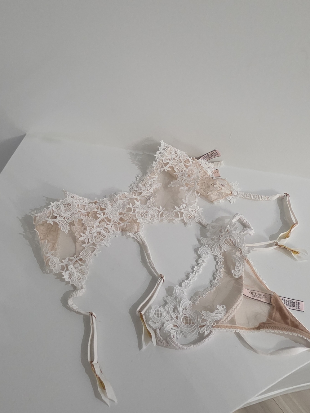 NEW Victoria's Secret Floral Lace Bralette and Garter Set